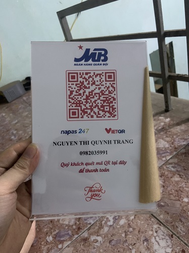 mặt menu mica chữa mã qr code để bàn